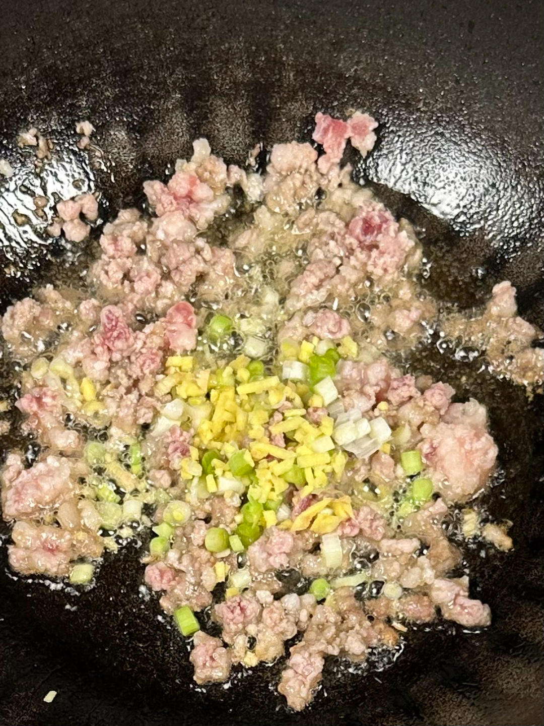 Stir-frying minced pork with ginger and scallion whites
