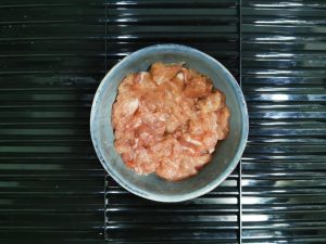 Marinating pork strips with wine salt and cornstarch