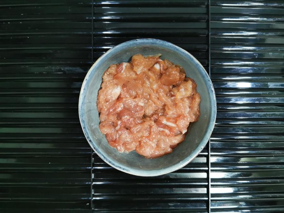 Marinating pork strips with wine salt and cornstarch