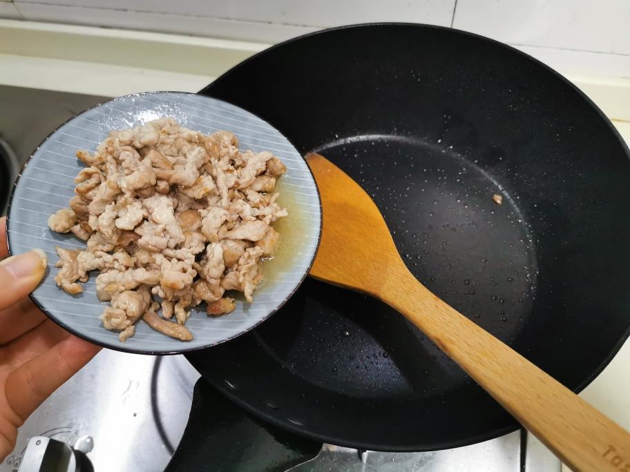 Sautéing scallion ginger and garlic with doubanjiang