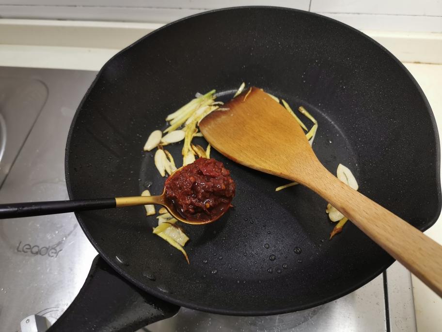 Adding carrot wood ear and green pepper to the wok