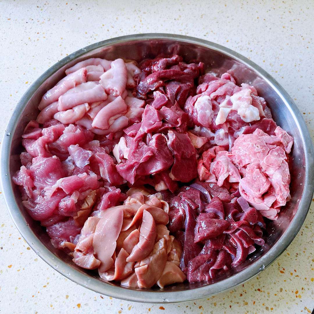 Wash and thinly slice all eight cuts of pork offal: shoulder, heart, liver, kidney, intestine, lung, tongue and membrane.