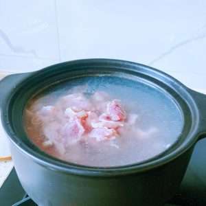 Add the seasoned offal to boiling water and gently separate the slices without stirring.