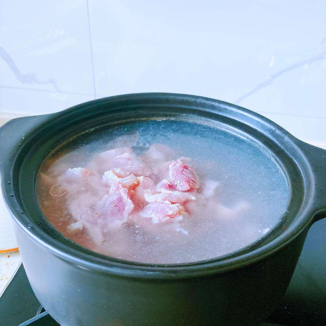 Add the seasoned offal to boiling water and gently separate the slices without stirring.