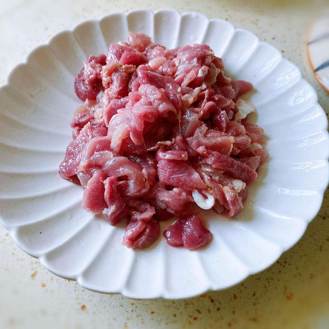 Toss the sliced offal with white pepper, salt and peanut oil until every piece is coated.