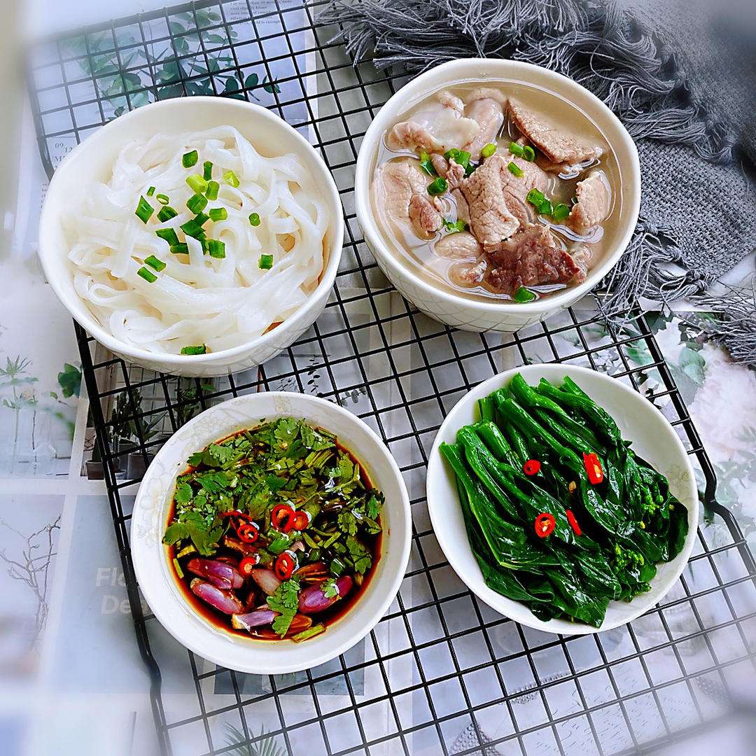 Serve ba dao tang with rice noodles, flat rice noodles or plain rice.