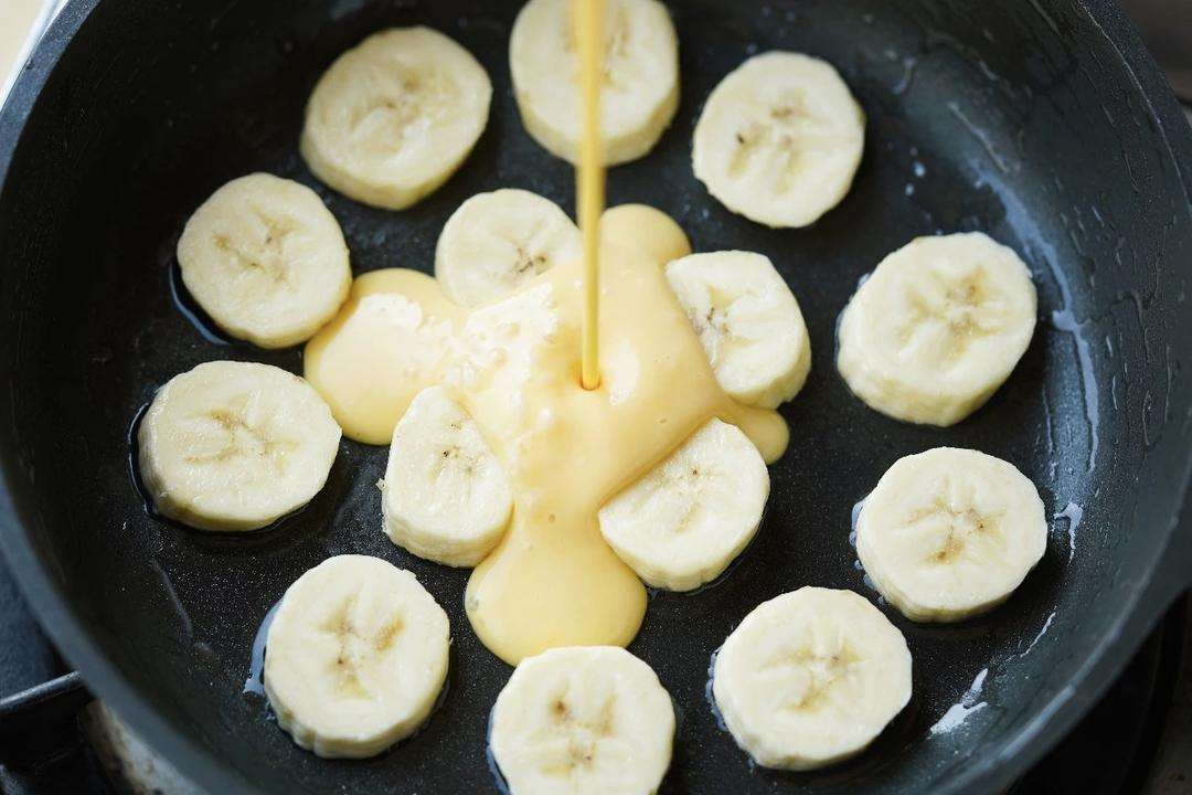 Slice the banana into 4 mm rounds, brush the pan with oil, and arrange the slices in a single layer.