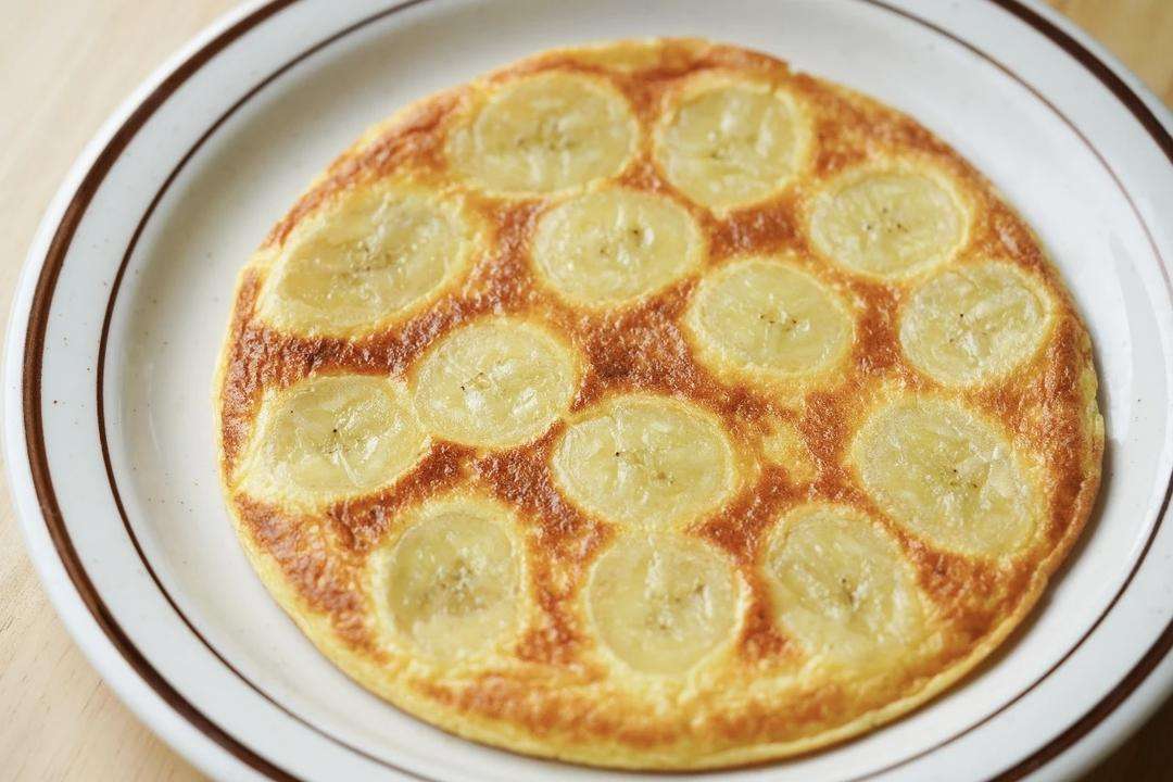 Slice the finished banana egg pancake like a cake and serve warm.