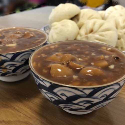 Old Beijing stirred liver in a bowl, glossy with starch sauce and garlic