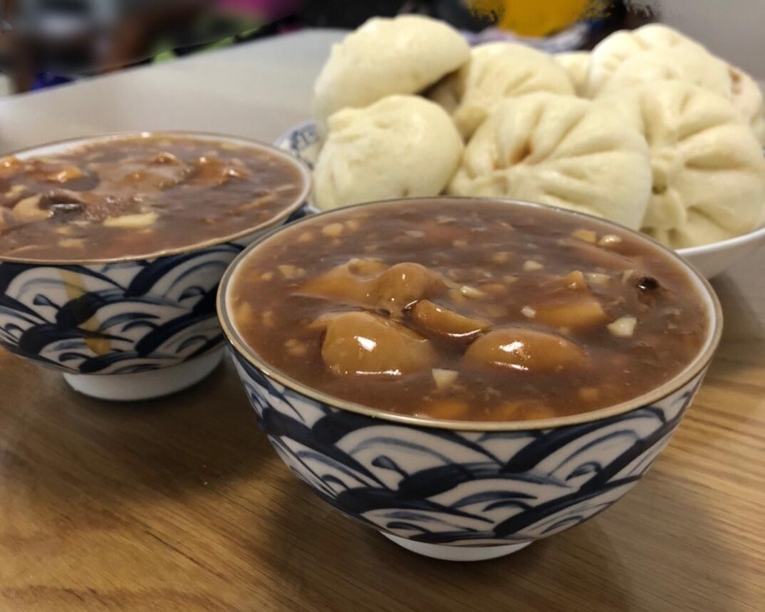 Old Beijing stirred liver in a bowl, glossy with starch sauce and garlic