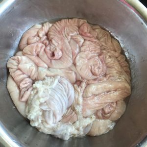 Clean the intestines with baking soda, salt, and lemon without stripping the fat