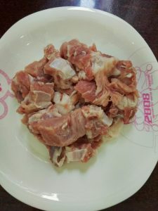 Drain the soaked ribs and squeeze them dry