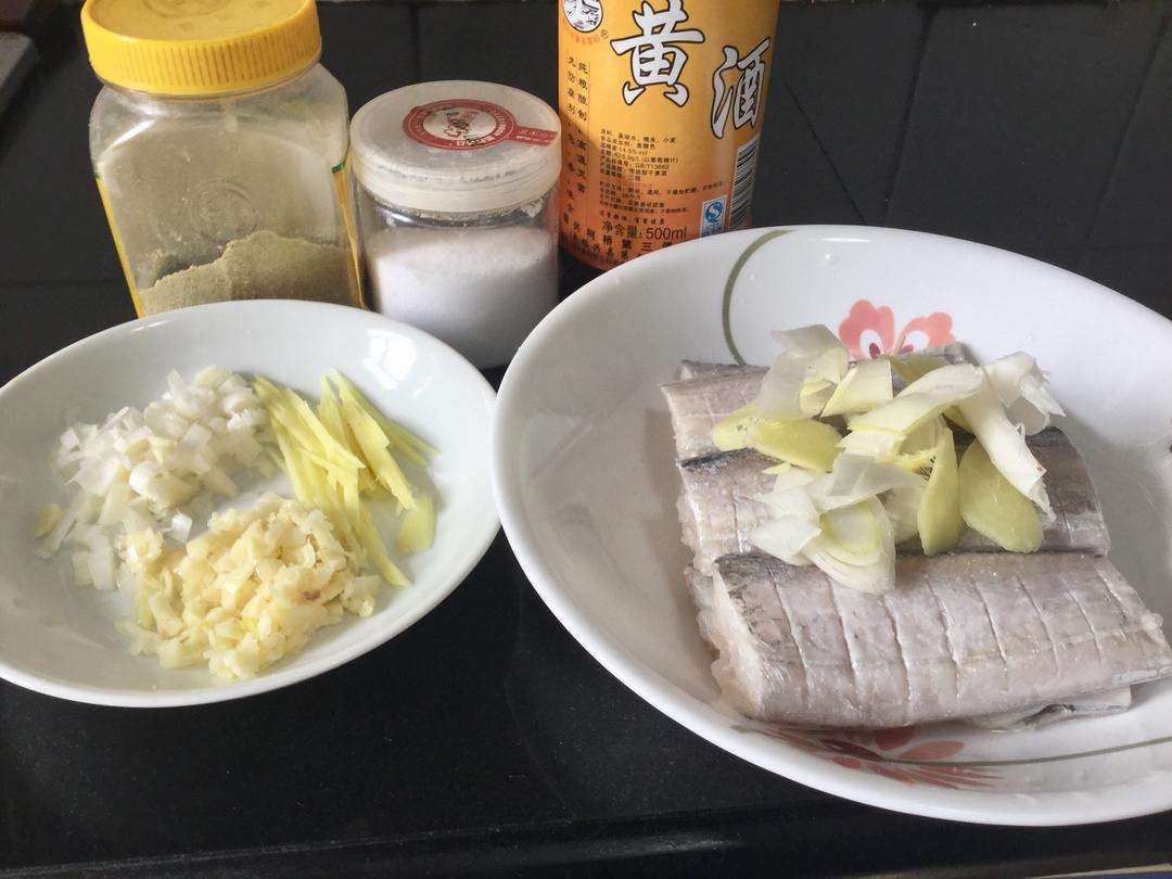 Marinate the scored hairtail with scallion, ginger, pepper, salt, and wine for ten minutes