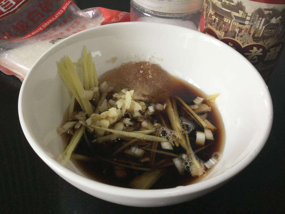 Dry the fish, dust with a thin layer of flour, and mix the sugar vinegar bowl sauce