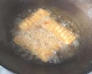 Fry the flour-dusted hairtail in oil heated to 120 degrees until golden