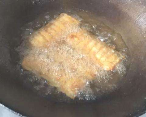 Fry the flour-dusted hairtail in oil heated to 120 degrees until golden