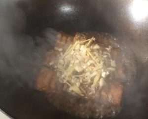 Pour the sugar vinegar sauce over the fish and cover for thirty seconds