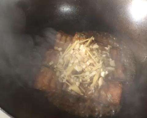Pour the sugar vinegar sauce over the fish and cover for thirty seconds