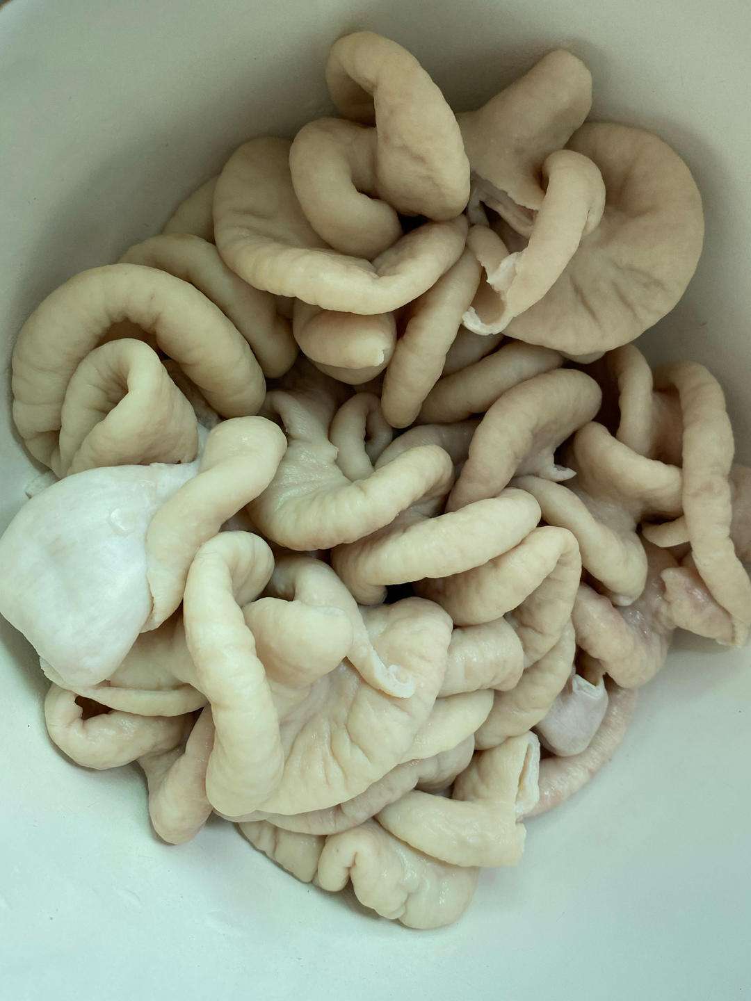 Rinse the pork intestines, soak in wine and ginger, and scrub with flour