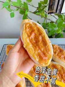 The cheese sauce bakes into a glossy, milky crust with caramelized edges - rich and concentrated.
