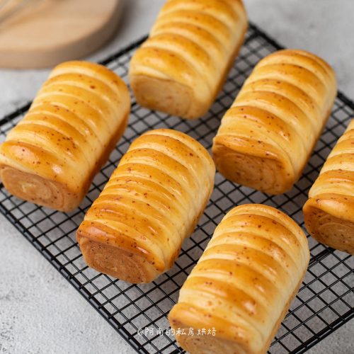 Cheesy mini toast pull-apart loaf with melted cheese