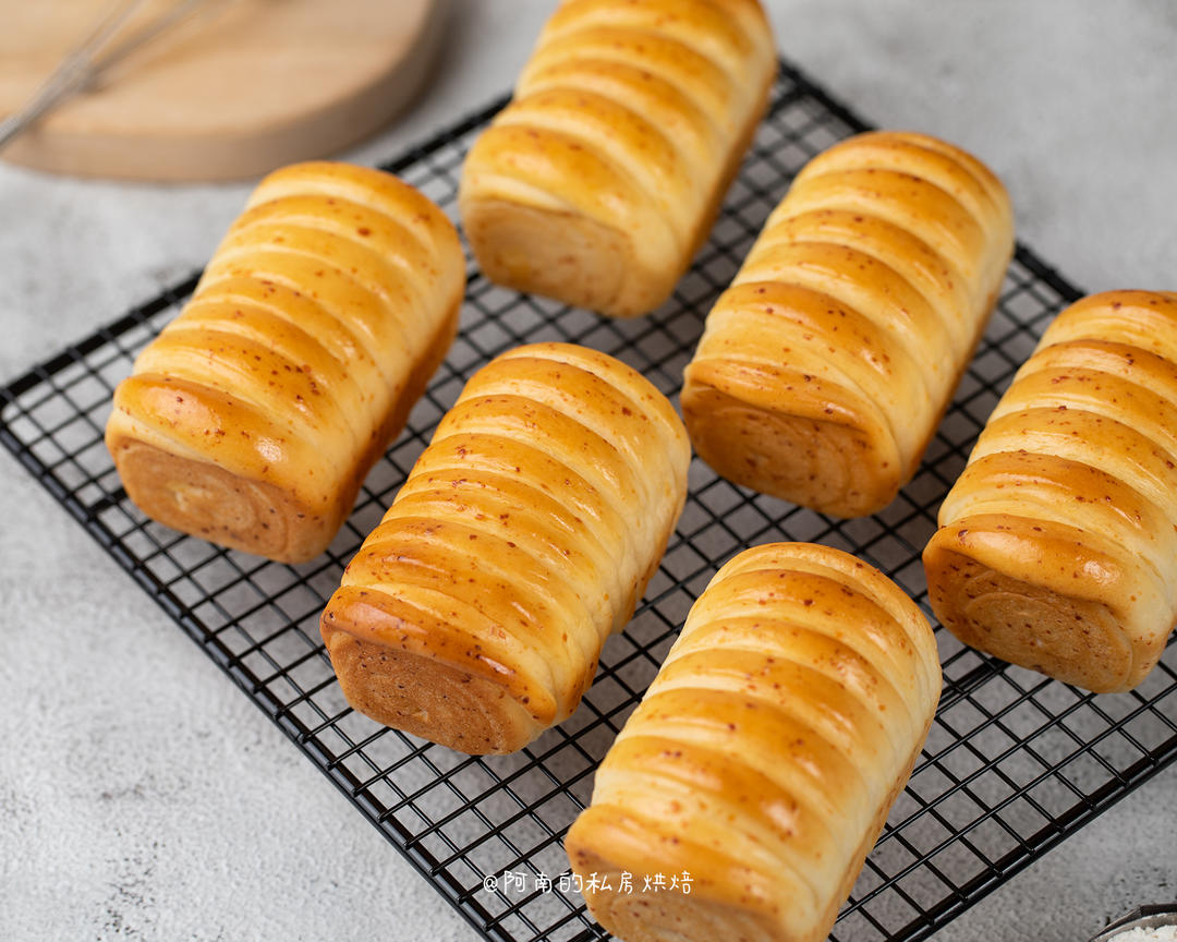 Cheesy mini toast pull-apart loaf with melted cheese