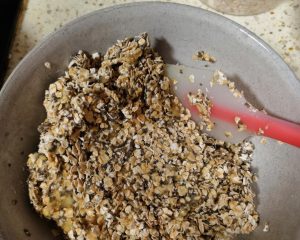 Press the oats and chia into the mashed banana until no dry oats remain