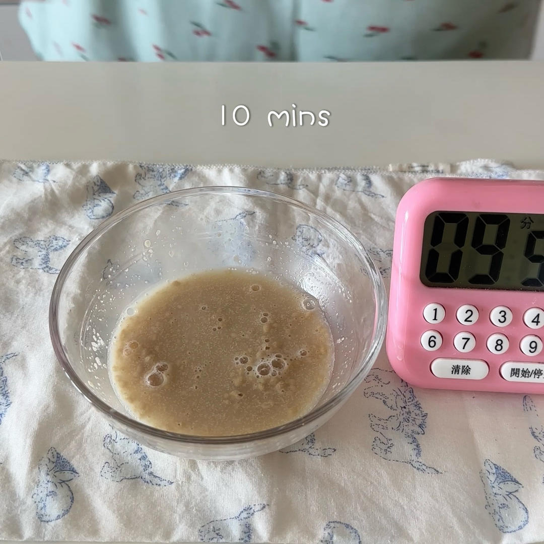 Stir the sugar and yeast into 40 g of warm water and let it sit for 10 minutes until it foams.