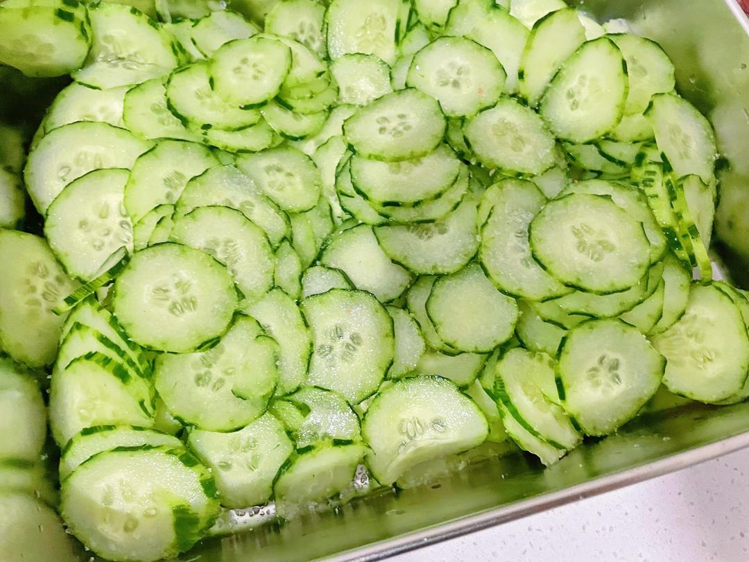 Sprinkle a little salt, toss, rest 30 minutes