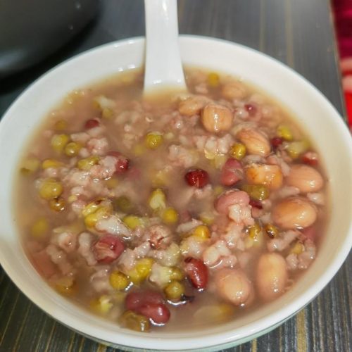 Cooling mung bean congee in a bowl