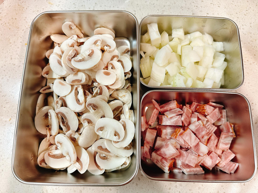 Slice the mushrooms, dice the bacon, and fine