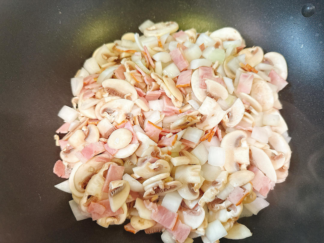 Spray a little oil in the pan, fry the bacon