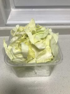 Wash and dry the torn cabbage leaves