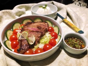 Slice the steak over the salad, pour the sauce, and scatter peanuts