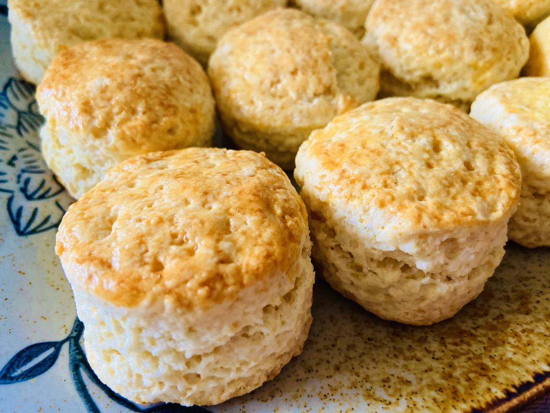 Golden cracked-top qi zi mo biscuits