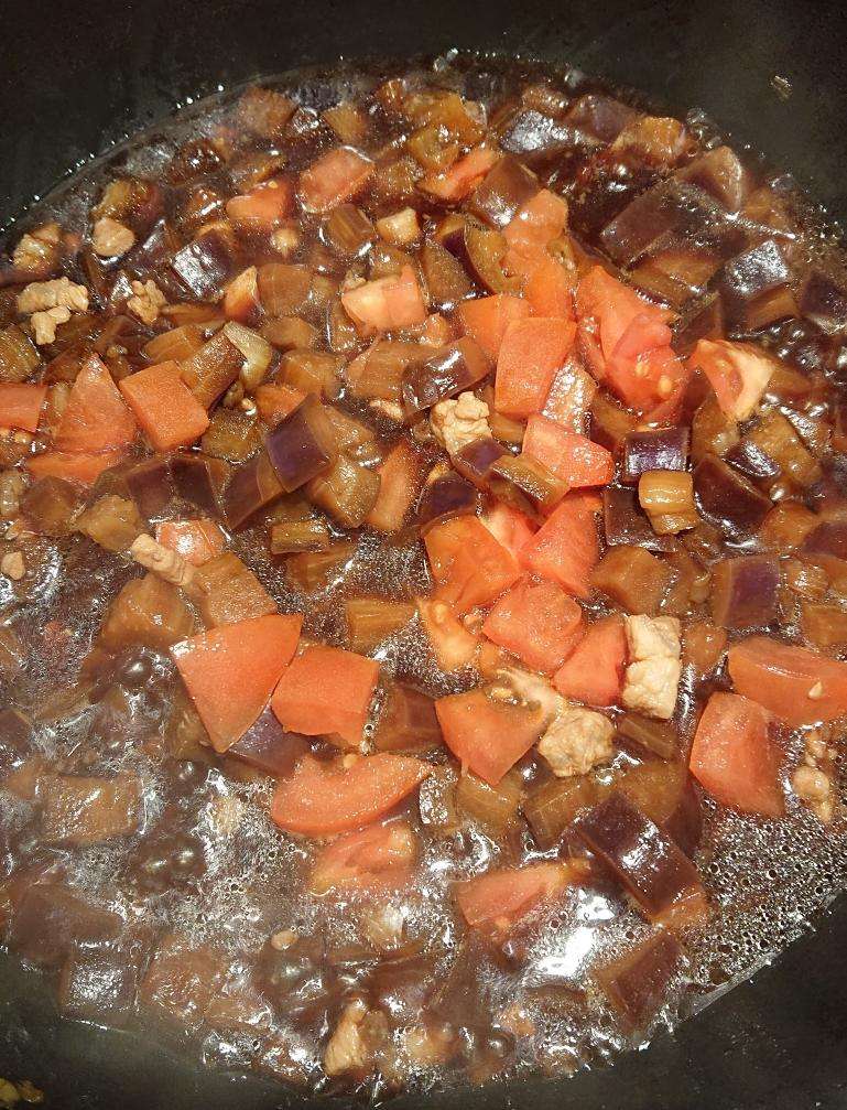 Add the diced tomato and continue simmering until the lu thickens
