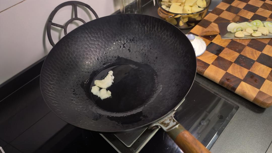 Heat the wok; melt lard over low heat