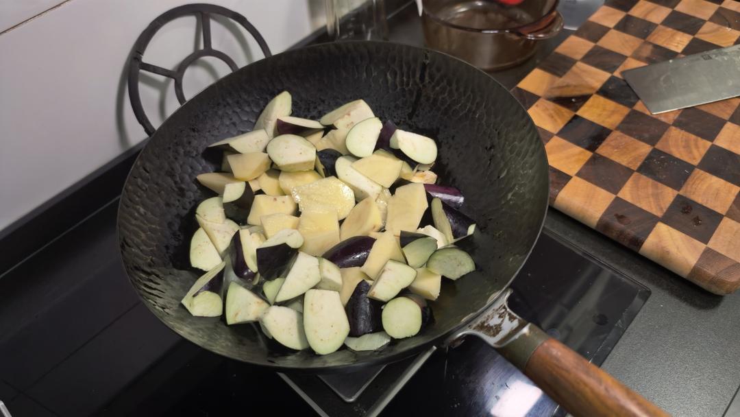 Turn to high, add the eggplant and potato, an