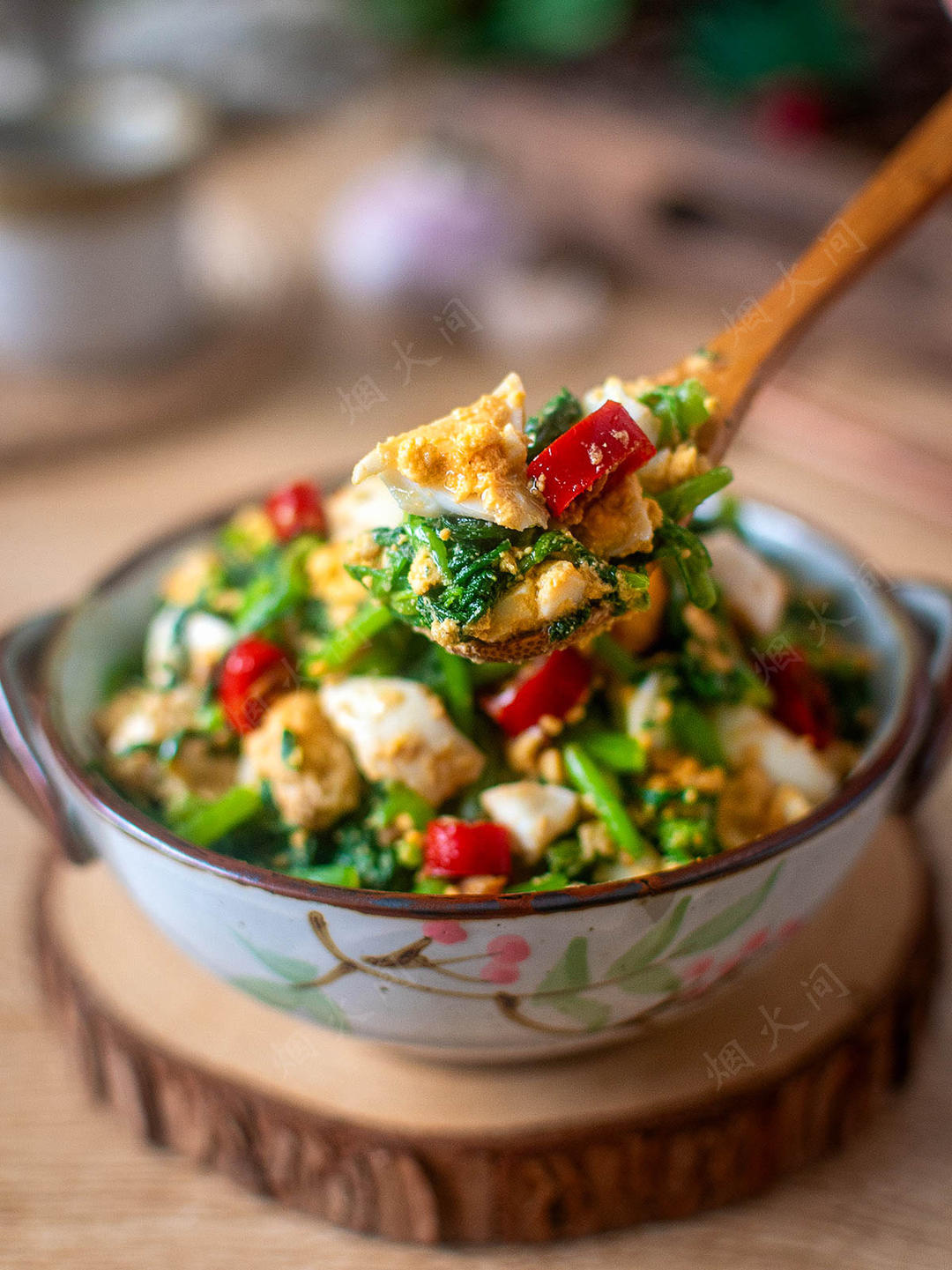 15-Minute Chrysanthemum Greens Salad (Tong Hao Ban Ji Dan)