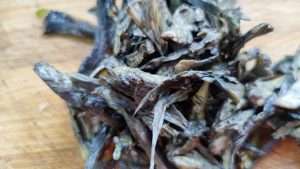 Drain the washed ganba jun well in a colander before frying.