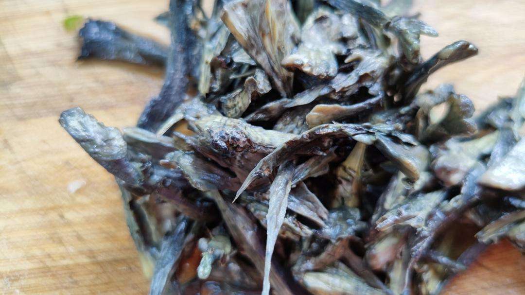 Drain the washed ganba jun well in a colander before frying.