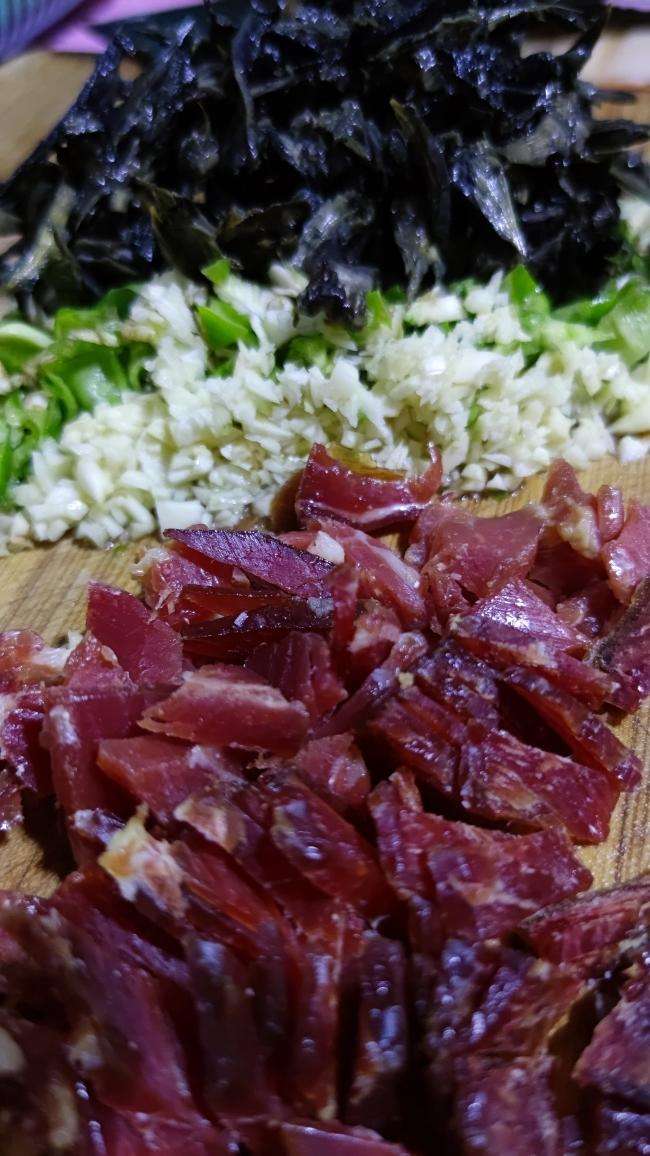 Dice the Xuanwei ham into small pea-sized pieces.