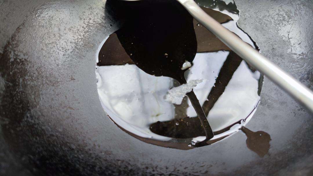 Heat the lard in a wok over high heat until it shimmers.