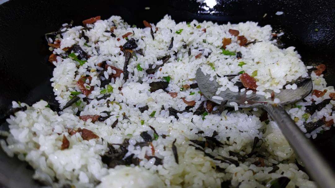Add the cold rice and MSG, tossing until every grain is coated and separate.