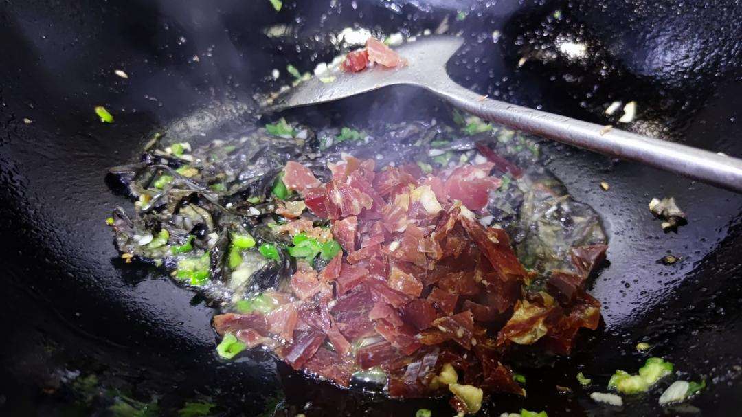 Stir-fry the chilies, garlic and ganba jun in hot lard over high heat, seasoning with salt.
