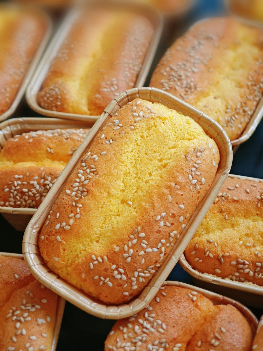 No-oil glutinous rice cake (nuomi ba ba gao) - golden little cakes with a crispy shell and a soft, chewy, Q-soft center
