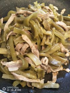 Add the wine and sauces and toss to the gloss