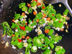 Scramble the eggs into the pickled vegetable