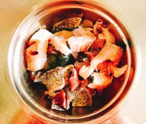 Marinate the fish chunks with salt and wine for fifteen minutes