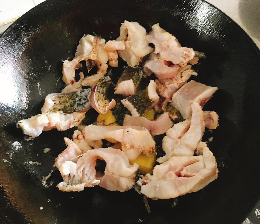 Heat oil in the pan, add the ginger slices, t